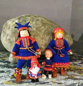 Куклы в саамских костюмах